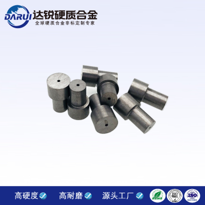硬质合金带孔棒是一种由硬质合金制成的圆柱形棒材，其表面具有一定数量和尺寸的孔洞。这种材料常用于机械加工领域，特别是用于钻孔、铣削和切割等